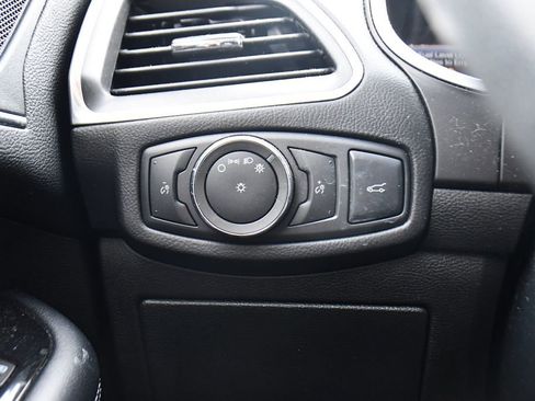 Used 2018 Ford Edge Titanium w/ Equipment Group 302A AWD/4WD image 34