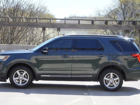 Used 2016 Ford Explorer XLT w/ Equipment Group 202A AWD/4WD image 7
