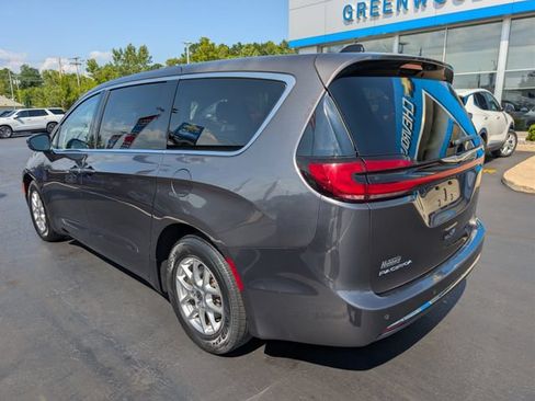 Used 2023 Chrysler Pacifica Touring-L FWD image 3