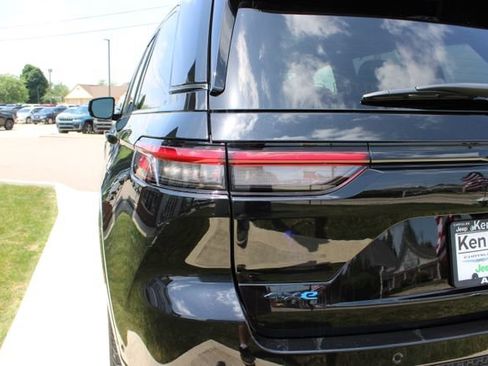 Used 2025 Jeep Grand Cherokee Summit w/ Advanced Protech Group IV AWD/4WD image 15