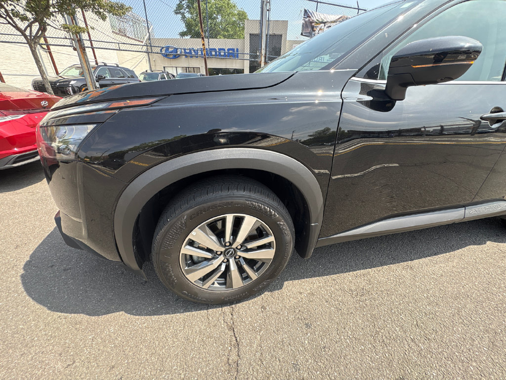 Used 2025 Nissan Pathfinder SL AWD/4WD image 9