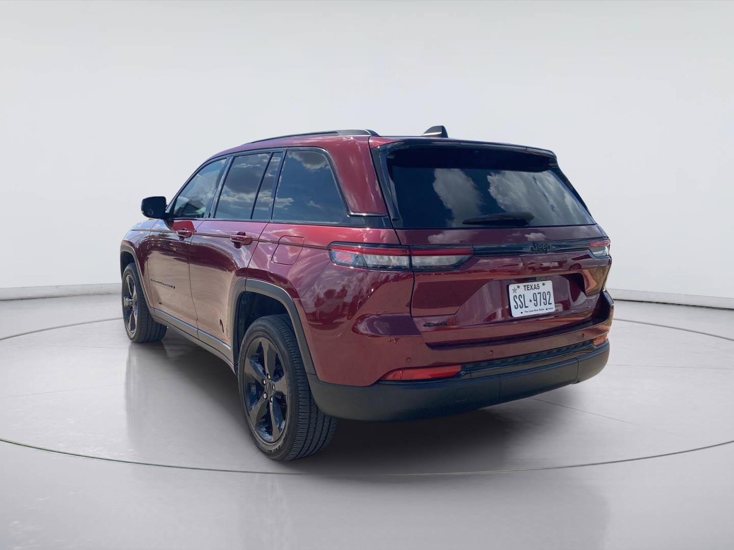 Used 2023 Jeep Grand Cherokee Altitude AWD/4WD image 3