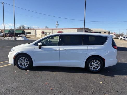 Used 2023 Chrysler Pacifica Touring-L image 20