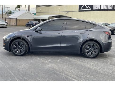 Used 2024 Tesla Model Y Standard Range image 2