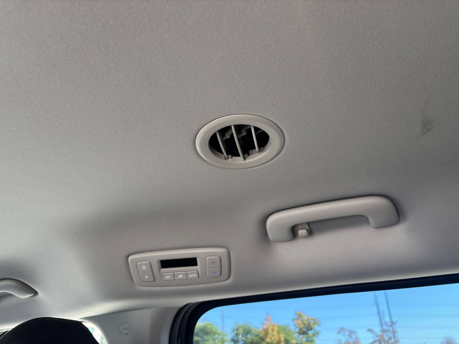 Used 2026 Kia Carnival FWD image 24