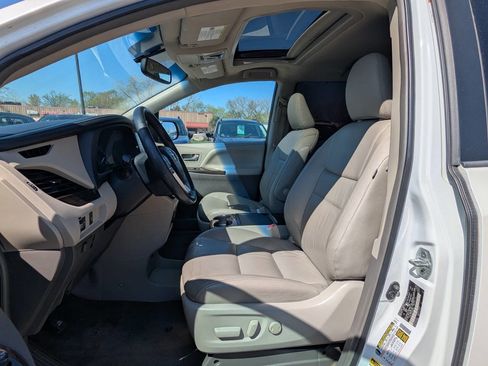 Used 2017 Toyota Sienna XLE FWD image 11
