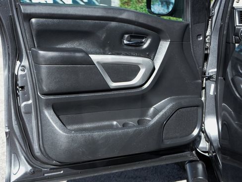 Used 2022 Nissan Titan SV image 15