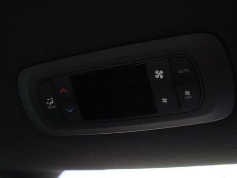 Used 2025 Chrysler Pacifica Select FWD image 12