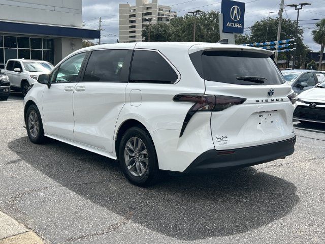 Used 2024 Toyota Sienna LE AWD/4WD image 4