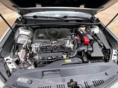 Used 2018 Toyota Camry XLE FWD image 32