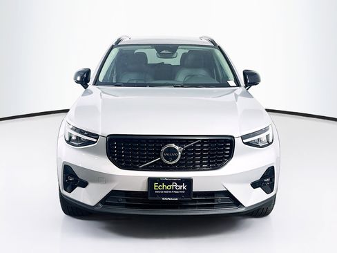 Used 2025 Volvo XC40 B5 Plus image 2