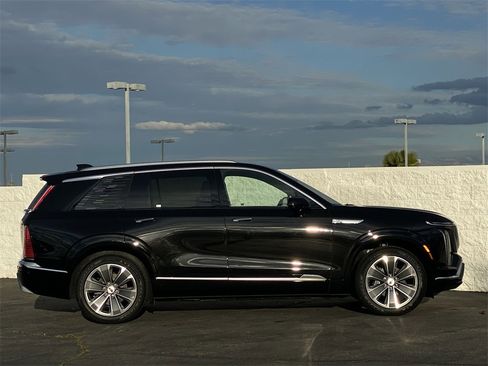 Used 2026 Cadillac Vistiq Luxury image 12