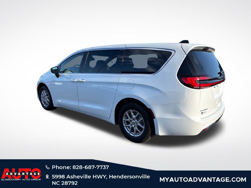 Used 2024 Chrysler Pacifica Touring-L FWD image 5