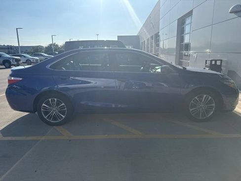 Used 2015 Toyota Camry SE w/ Moonroof Package FWD image 3