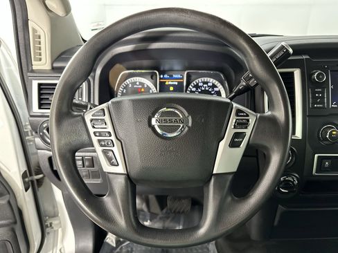 Used 2019 Nissan Titan S image 18