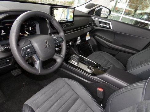 New 2025 Mitsubishi Outlander SE image 13