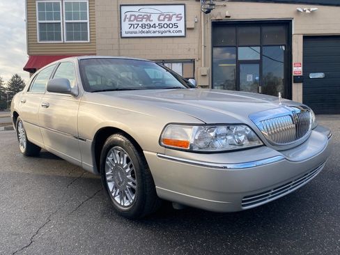 Used 2008 Lincoln Town Car Signature Limited image 1
