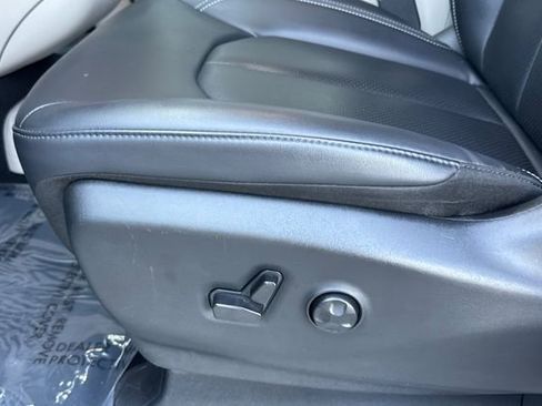 Used 2024 Chrysler Pacifica Touring-L image 13
