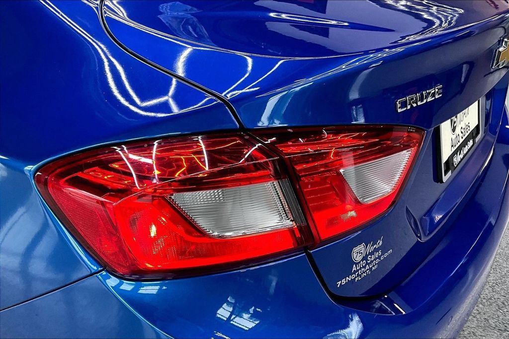Used 2018 Chevrolet Cruze Premier w/ Enhanced Convenience Package FWD image 23