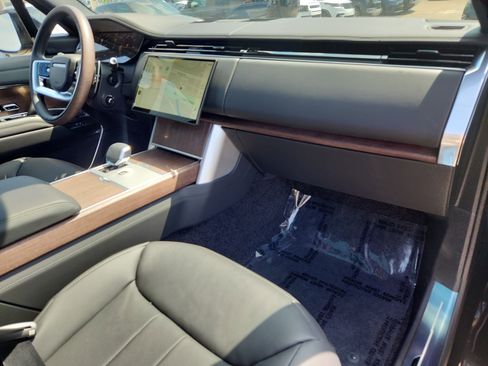 New 2025 Land Rover Range Rover SE image 28