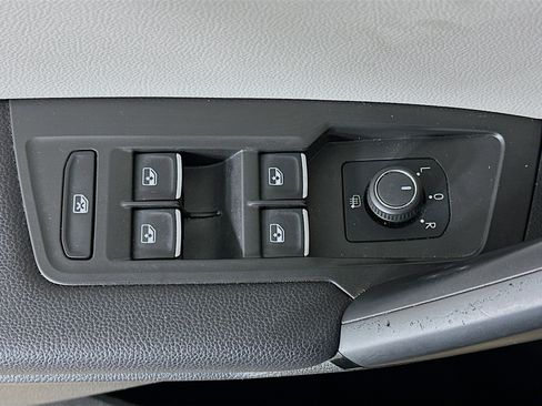 Used 2019 Volkswagen Tiguan SE w/ Panoramic Sunroof Package image 15