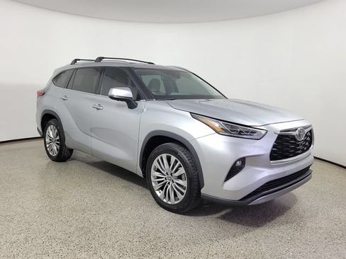 Used 2023 Toyota Highlander Platinum FWD image 4
