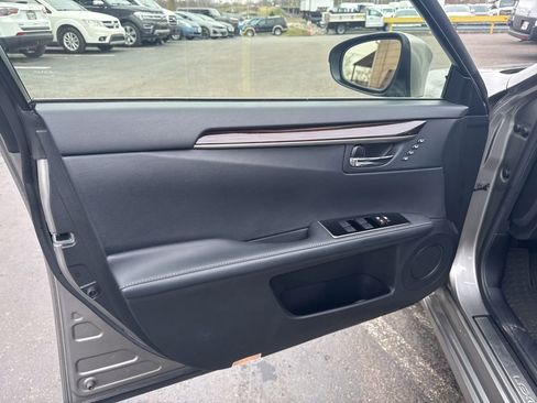 Used 2016 Lexus ES 300h w/ Luxury Package w/Wood Trim image 11