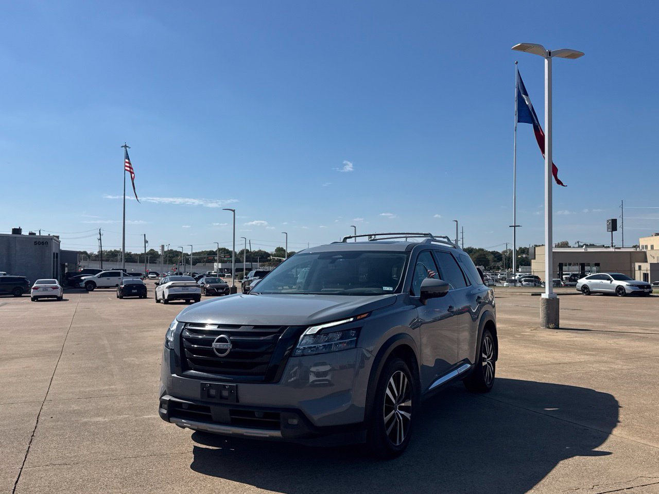 Used 2024 Nissan Pathfinder Platinum FWD image 9