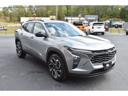 Used 2025 Chevrolet Trax RS w/ Driver Confidence Package image 6