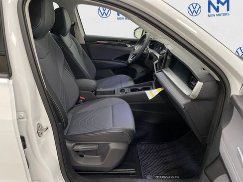 New 2025 Volkswagen Tiguan SE image 16