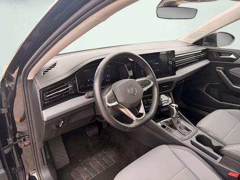 Used 2025 Volkswagen Jetta SE FWD image 9