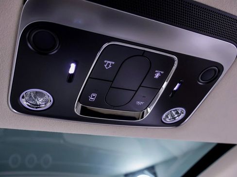 Used 2024 Bentley Flying Spur V8 image 18