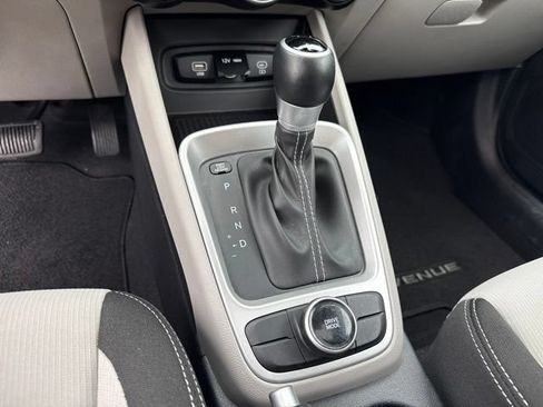 Used 2024 Hyundai Venue SEL FWD image 14