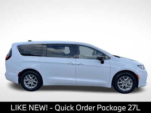 Used 2025 Chrysler Pacifica Select image 10
