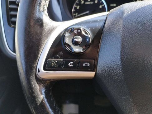 Used 2015 Mitsubishi Outlander SE image 26