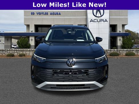 Used 2025 Volkswagen Tiguan SE image 2