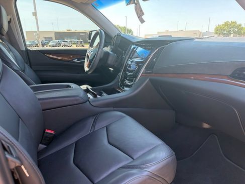 Used 2018 Cadillac Escalade Luxury AWD/4WD image 10