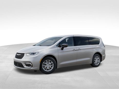 New 2026 Chrysler Pacifica Select image 2