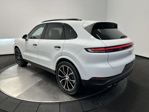 Certified 2025 Porsche Cayenne image 3