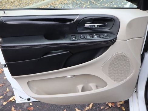 Used 2017 Dodge Grand Caravan SXT image 27