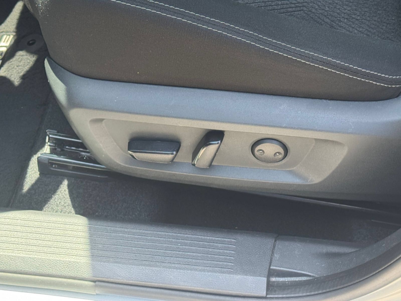 Used 2025 Nissan Rogue SV FWD image 21