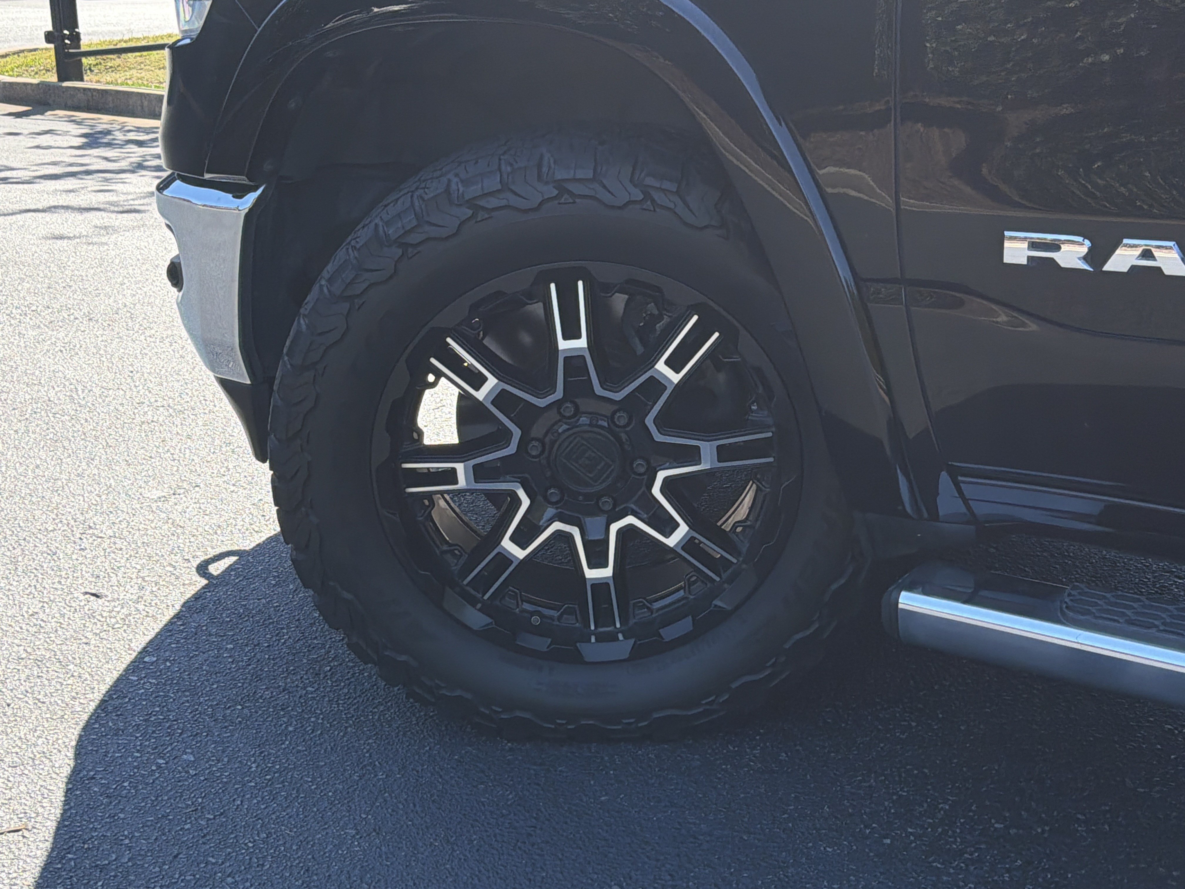 Used 2019 RAM 1500 Laramie AWD/4WD image 6