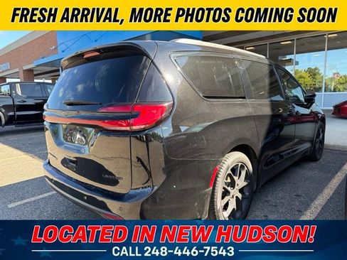 Used 2025 Chrysler Pacifica Limited FWD image 3