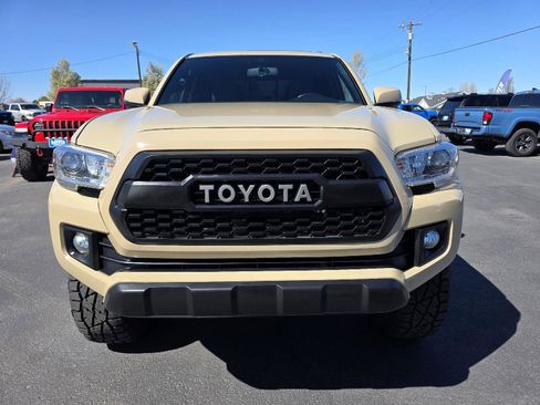 Used 2016 Toyota Tacoma TRD Off-Road w/ Premium & Technology Package image 2