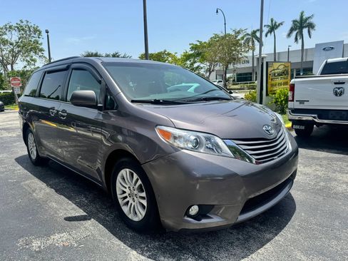 Used 2015 Toyota Sienna XLE w/ XLE Navigation Package FWD image 3