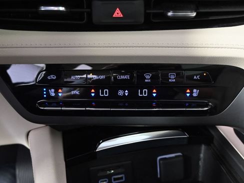 Used 2023 Buick Envision Avenir AWD/4WD image 31