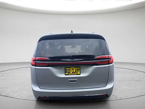 Used 2023 Chrysler Pacifica Limited FWD image 4