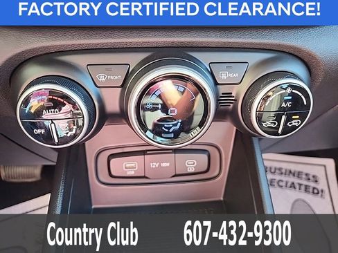 Used 2025 Hyundai Venue SEL image 15