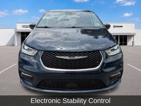 Used 2024 Chrysler Pacifica Touring-L AWD/4WD image 11