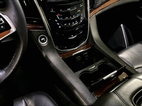 Used 2019 Cadillac Escalade Luxury AWD/4WD image 17